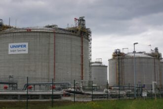 Μεγάλες βιομηχανικές εγκαταστάσεις αποθήκευσης φυσικού αερίου στη Γερμανία με συννεφιασμένο ουρανό