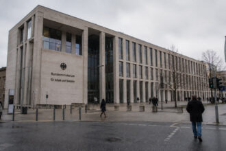 Εξωτερική όψη γερμανικού ομοσπονδιακού υπουργείου στο Βερολίνο την ημέρα