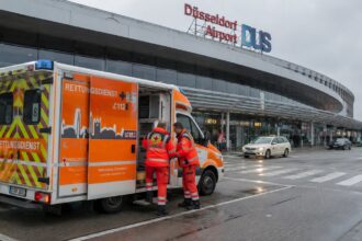 Ασθενοφόρο έξω από τερματικό σταθμό στο αεροδρόμιο του Ντίσελντορφ στη Γερμανία