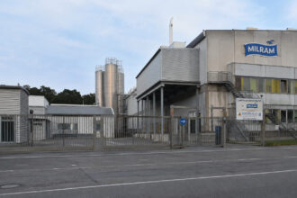 Κλειστές πύλες εργοστασίου γάλακτος στο Kaiserslautern μετά την ανακοίνωση της Hochwald