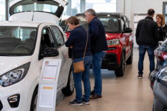 Σύγχρονη έκθεση αυτοκινήτων στη Γερμανία με καινούργια μοντέλα και επισκέπτες