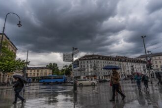 Σκοτεινά σύννεφα καταιγίδας μαζεύονται πάνω από δρόμο γερμανικής πόλης
