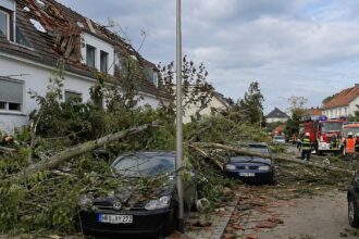 Κατεστραμμένα σπίτια και πεσμένα δέντρα μετά το πέρασμα σφοδρής κακοκαιρίας και ανεμοστρόβιλου στη Γερμανία.