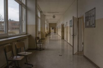 Σχολικό κτίριο στη Γερμανία με μαθητές στους διαδρόμους κατά τη διάρκεια διαλείμματος