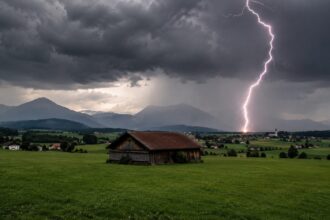 Έντονος κεραυνός χτυπά στο έδαφος της Βαυαρίας κοντά στις Άλπεις κατά τη διάρκεια καλοκαιρινής καταιγίδας.