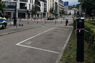 Άδειος χώρος στάθμευσης σε δρόμο της Στουτγάρδης όπου εκλάπη υπερπολυτελές όχημα
