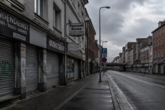 Κλειστό κατάστημα και άδεια εμπορική περιοχή σε γερμανική πόλη