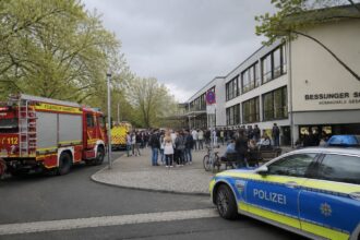 Σχολικό συγκρότημα στη Γερμανία με παρουσία οχημάτων έκτακτης ανάγκης λόγω επεισοδίων.