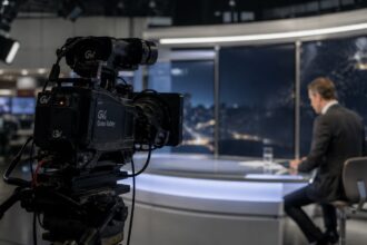 Τηλεοπτική κάμερα σε γερμανικό τηλεοπτικό στούντιο κατά τη διάρκεια μετάδοσης ειδήσεων