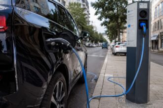 Ηλεκτρικό αυτοκίνητο συνδεδεμένο σε δημόσιο σταθμό φόρτισης στη Γερμανία