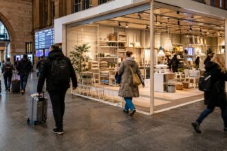 Είσοδος του νέου καταστήματος Ikea εντός του κεντρικού σιδηροδρομικού σταθμού στη Νυρεμβέργη με ταξιδιώτες να περνούν απ' έξω