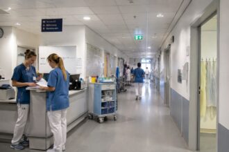 Σύγχρονος θάλαμος νοσοκομείου στη Γερμανία με ιατρικό προσωπικό