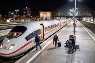 Ένα σύγχρονο γερμανικό τρένο ICE σταθμευμένο σε αποβάθρα σταθμού τη νύχτα.