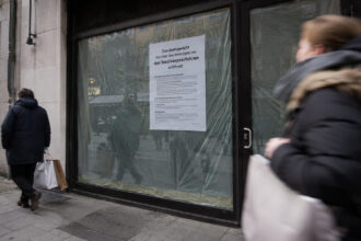 Κλειστό κατάστημα στη Γερμανία με πινακίδες πτώχευσης σε άδειο εμπορικό δρόμο