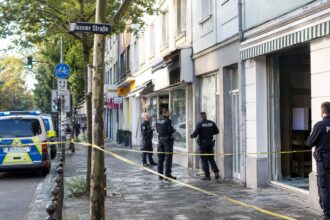 Αστυνομικός αποκλεισμός γύρω από καφετέρια στην Κολωνία μετά από περιστατικό με πυροβολισμούς.