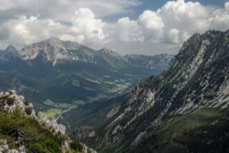 Τοπίο στις βαυαρικές Άλπεις κοντά στο Bad Reichenhall με φόντο τα βουνά.