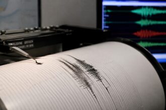 Νυχτερινή άποψη δρόμου και κατοικιών στο Bad Schwalbach της Έσσης