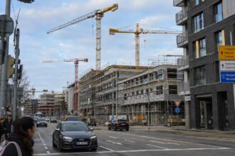 Σύγχρονα κτίρια κατοικιών και γερανοί κατασκευής σε αστικό τοπίο στο Heilbronn της Γερμανίας