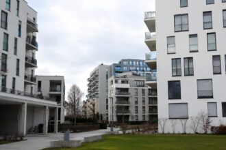 Σύγχρονα κτίρια κατοικιών και πολυκατοικίες στο Μόναχο της Γερμανίας.