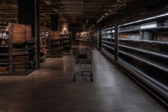 Άδειοι διάδρομοι και ράφια σε κλειστό σούπερ μάρκετ στη Γερμανία