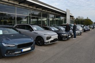 Αντιπροσωπεία αυτοκινήτων στη Γερμανία με νέα οχήματα προς πώληση και αναγραφόμενες τιμές