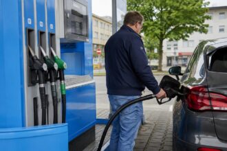 Οδηγός κρατά τη μάνικα καυσίμου κατά τον ανεφοδιασμό αυτοκινήτου σε πρατήριο στη Γερμανία