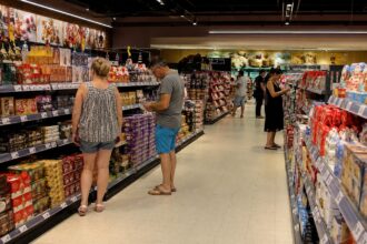Χριστουγεννιάτικα γλυκά τοποθετημένα σε ράφια γερμανικού σούπερ μάρκετ κατά τη διάρκεια του καλοκαιριού.