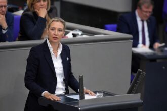 Η ηγέτιδα του AfD Alice Weidel σε πολιτική ομιλία στη Γερμανία