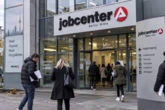 Πολίτες περιμένουν στην είσοδο ενός σύγχρονου γερμανικού Jobcenter