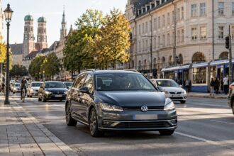 Σύγχρονο αυτοκίνητο Volkswagen σταθμευμένο σε δρόμο της Γερμανίας.