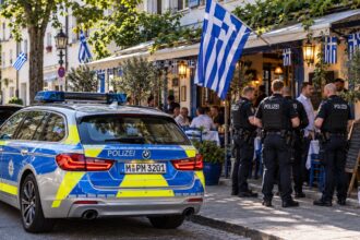Περιπολικό της γερμανικής αστυνομίας έξω από κτίριο στη Βαυαρία