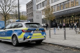 Όχημα της γερμανικής αστυνομίας σταθμευμένο έξω από σχολικό κτίριο στο Βερολίνο