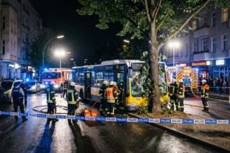Διασωστικά συνεργεία και πυροσβεστική στο Βερολίνο μετά από σύγκρουση λεωφορείου της BVG σε δέντρο.