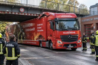 Κόκκινο πυροσβεστικό φορτηγό σφηνωμένο κάτω από γέφυρα στο Βερολίνο