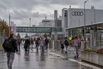 Εξωτερική άποψη του εργοστασίου της Audi στη Γερμανία σε μια συννεφιασμένη μέρα