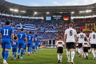 Ποδοσφαιριστές της εθνικής Ελλάδας και της εθνικής Γερμανίας παρατεταγμένοι πριν από την έναρξη του αγώνα