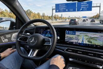 Οδηγός σε σύγχρονο αυτοκίνητο με τα χέρια εκτός τιμονιού σε γερμανικό αυτοκινητόδρομο