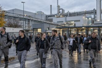 Εργοστάσιο προμηθευτή αυτοκινητοβιομηχανίας στη Νυρεμβέργη με εργαζομένους μετά τη βάρδια