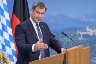 Ο Markus Söder στο βήμα, κατά τη διάρκεια συνεδρίασης για τη χρηματοδότηση του Βερολίνου