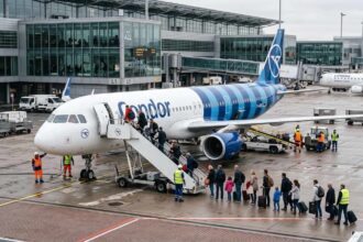 Αεροσκάφος της Condor με το χαρακτηριστικό ριγέ σχέδιο στο αεροδρόμιο της Φρανκφούρτης