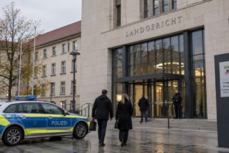 Δικαστικό μέγαρο στο Ντεσάου της Σαξονίας-Άνχαλτ με αστυνομική παρουσία