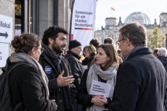 Ψηφοφόροι και υποστηρικτές σε πολιτική συγκέντρωση στο Βερολίνο