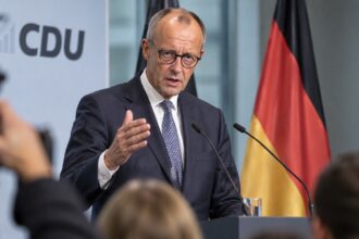 Ο Friedrich Merz κατά τη διάρκεια δηλώσεων για τα εκλογικά αποτελέσματα στη Γερμανία