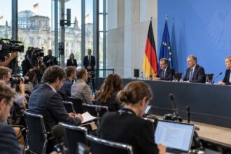 Στιγμιότυπο από ομιλία στην Ομοσπονδιακή Βουλή στο Βερολίνο εν μέσω συζητήσεων για τα ποσοστά αποδοχής της κυβέρνησης στη Γερμανία.