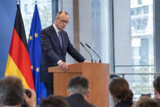 Ο καγκελάριος Φρίντριχ Μερτς σε επίσημη τοποθέτηση εν μέσω πιέσεων για παραίτηση στη Γερμανία