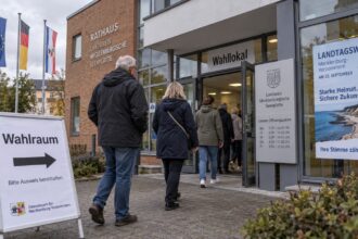 Πολίτες μπροστά από εκλογικό κέντρο στις τοπικές εκλογές στο Μεκλεμβούργο-Δυτική Πομερανία