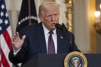 Ο Donald Trump στο βήμα ομιλίας κατά τη διάρκεια τοποθέτησης για διεθνείς εξελίξεις