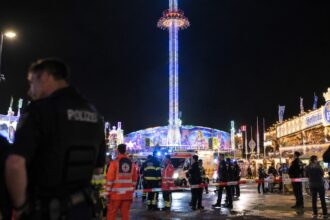 Το φημισμένο φεστιβάλ Oktoberfest στο Μόναχο της Βαυαρίας κατά τη διάρκεια της νύχτας