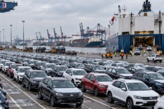 Σειρές νέων εισαγόμενων αυτοκινήτων σε μεγάλο τερματικό σταθμό logistics στη Γερμανία.