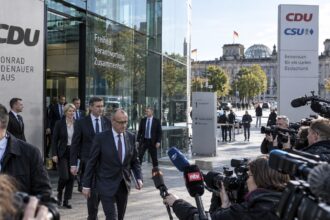 Στελέχη των κομμάτων CDU και SPD σε συνεδρίαση στο Βερολίνο μετά τις εκλογές